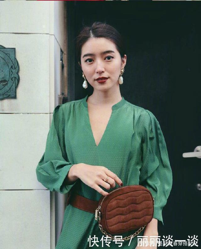 日本火了一位港风博主,基础款只要抹上红唇就时髦,大方又气质