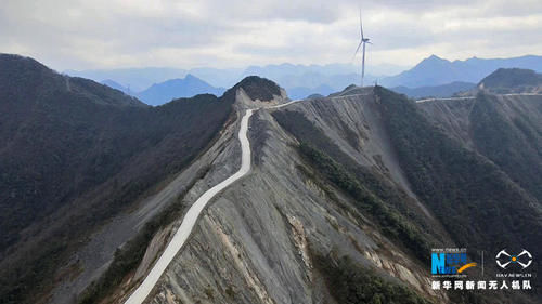 探寻网红公路：修建在山脊顶端，两侧是悬崖，仿若“天路”