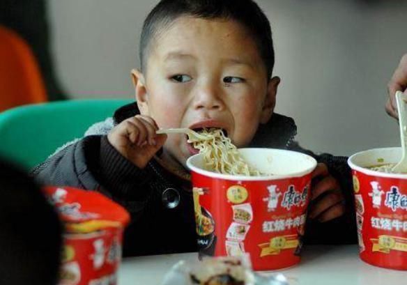 催熟|孩子在被“催熟”零食影响,这些零食上了“黑名单”,家长要注意