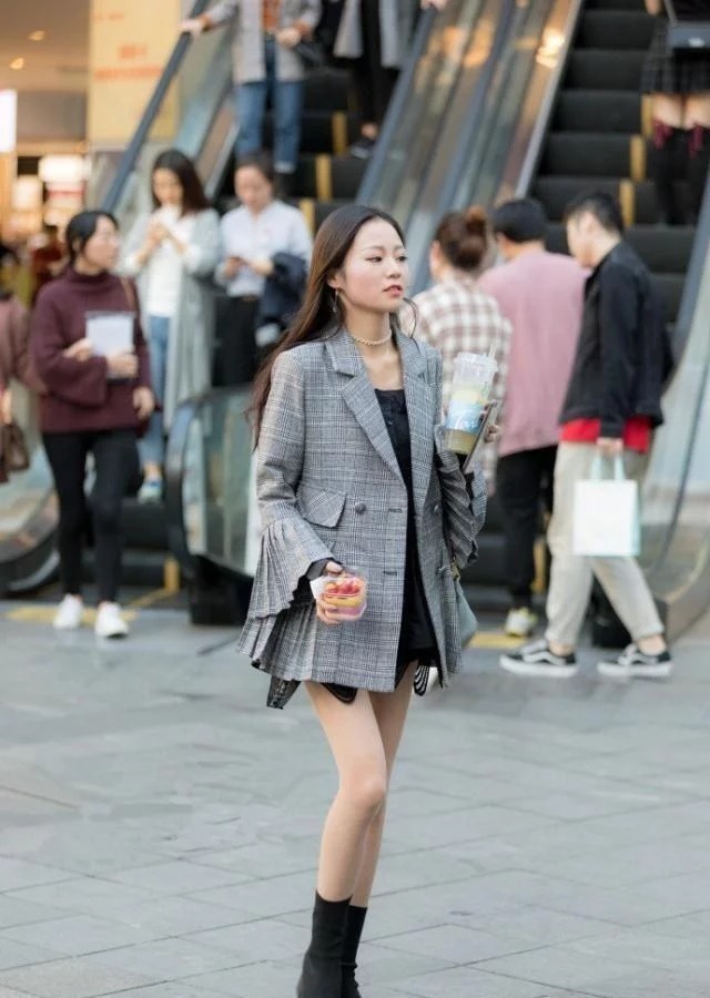 好看|街拍:白色长袖上衣搭配高腰牛仔裤,小美女笔直的长腿,真好看