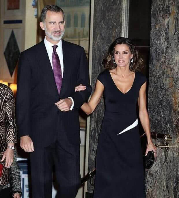 发型|西班牙王后换新发型,甜美编发配夸张耳饰,低调又不失贵妇气质