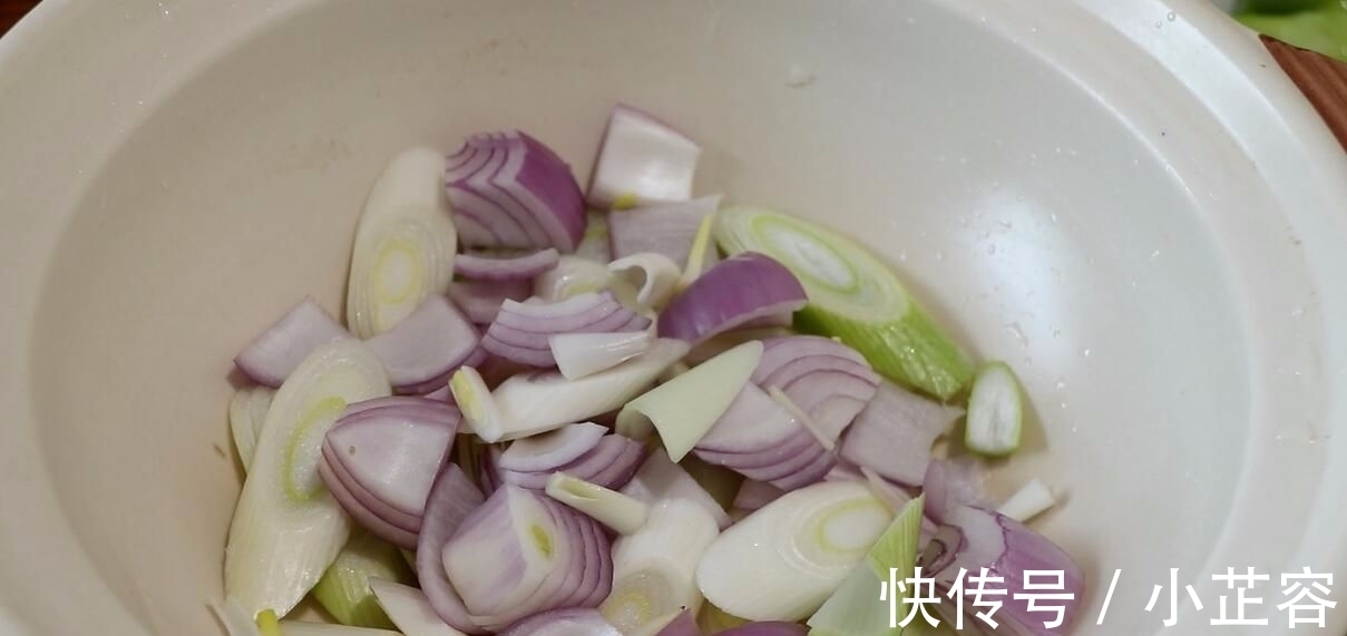做法|教你做砂锅焗鱼头,全过程不加水,鱼肉鲜嫩入味,做法简单易学