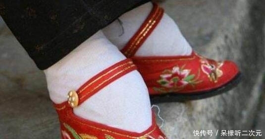 她靠“三寸金莲”嫁入大户人家,89年时间除给丈夫看过,再未露脚