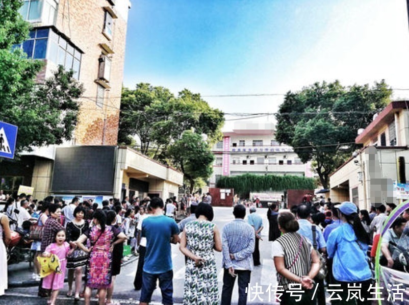 心理健康|爸爸接三胞胎放学迟到了,女儿们一脸不满,网友:女人生气都一样