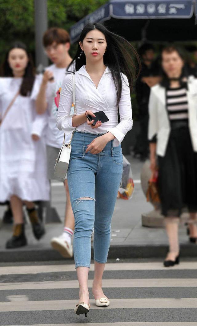 9分高腰牛仔裤搭配白色上衣,清新自然,简单时尚