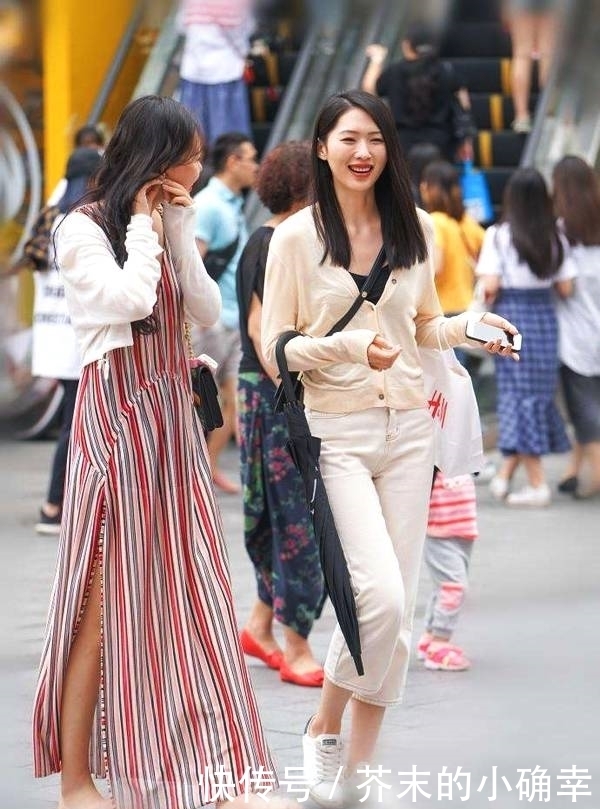 连衣裙|街拍:小姐姐们这样穿搭连衣裙,路上的小哥哥一直搭讪不断!