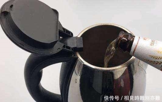开水壶里滴几滴,水垢自动消失,半年都不用刷洗开水壶,简单实用