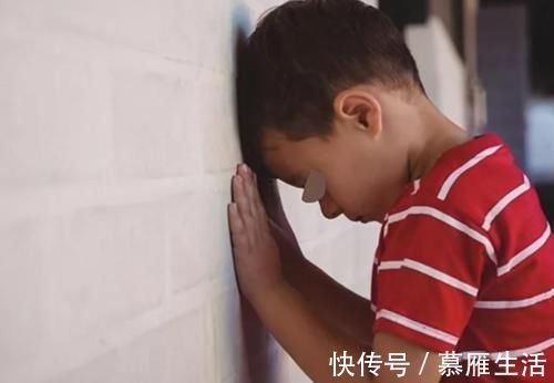 脊柱|4个月宝宝被查出“脊柱变形”,只因宝妈带娃出门时,总是这样做