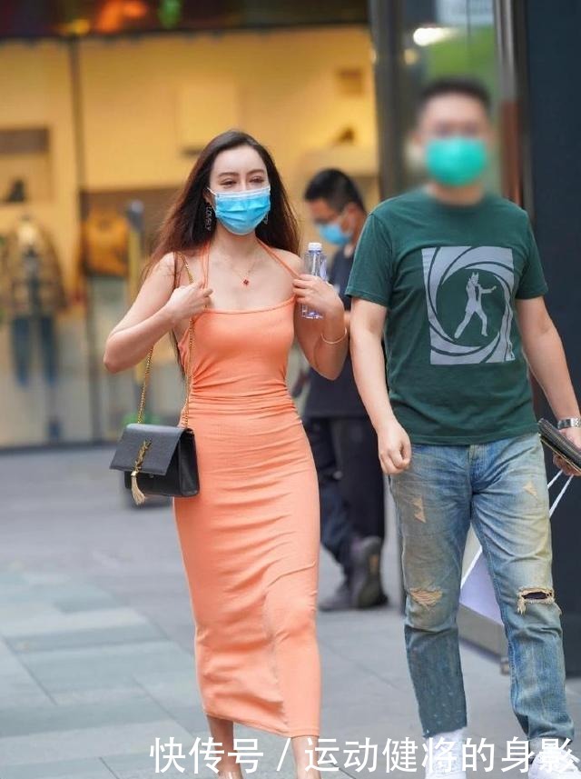 橙色|橙色吊带连衣裙搭配高跟凉鞋，紧身的设计秀出身材，尽显女神魅力