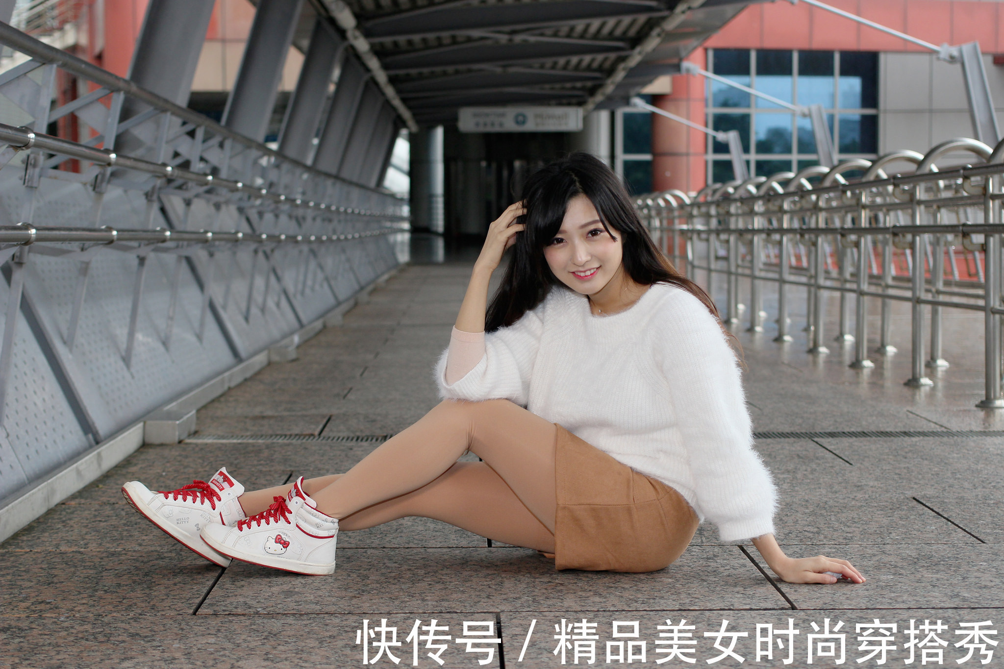 展示|美女身着米色西服短裙,搭配出精致的造型,展示出女人柔和的美