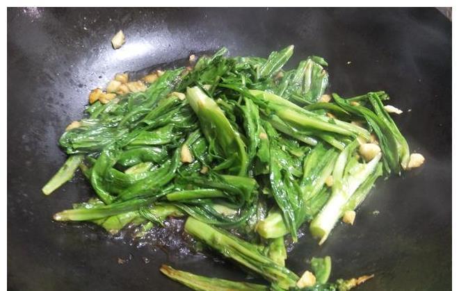 好吃|油麦菜好吃又实惠，教你详细做法，菜叶清脆不发软，入味好吃