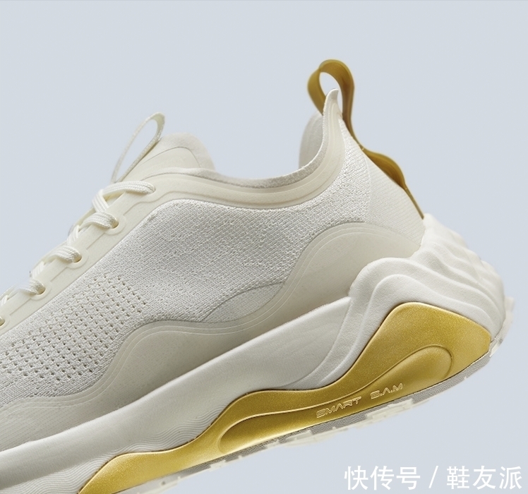 领奖服|安踏配国旗！奥运领奖鞋帅翻，走秀款单品曝光，国产品牌厉害了