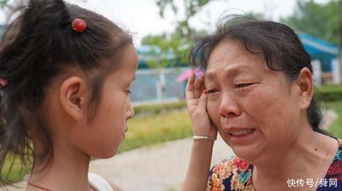 孩子|6岁女儿忽然问:“奶奶为什么不到桌上吃饭”，妈妈的回答让老人泪目