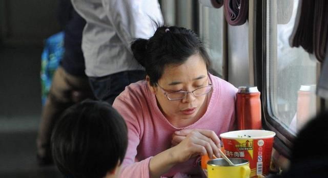 父母|3岁男孩火车上喊饿,宝爸超素质行为让乘客夸赞这才是高级炫富