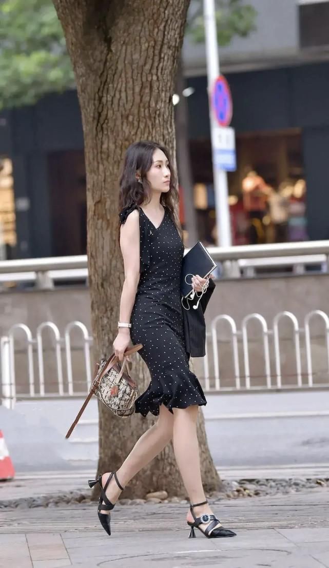 今春火了一款“波点裙”，只要搭配得当，时尚优雅又显气质！
