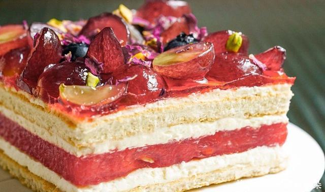 酸酸甜甜|超高颜值玫瑰西瓜蛋糕,酸酸甜甜还有酒香,还有果冻的口感~