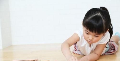 6岁孩子写作业到凌晨,宝爸询问后直接撕了作业本:咱不抄了