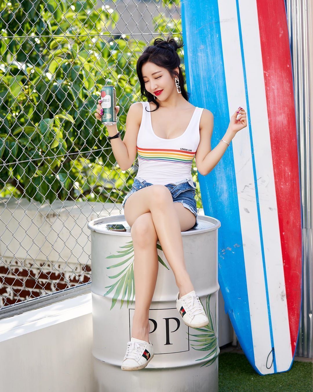 牛仔裤 白背心搭配蓝色牛仔裤,清新自然,即时髦又有个性