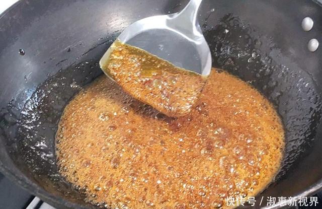 炒糖色时,冰糖直接下锅炒是大忌!多加这1步,糖色不发苦更红亮