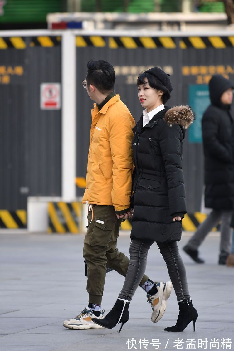 时尚 街拍:美女七分长裤露出脚踝,搭配一双运动鞋,青春时尚的感觉!