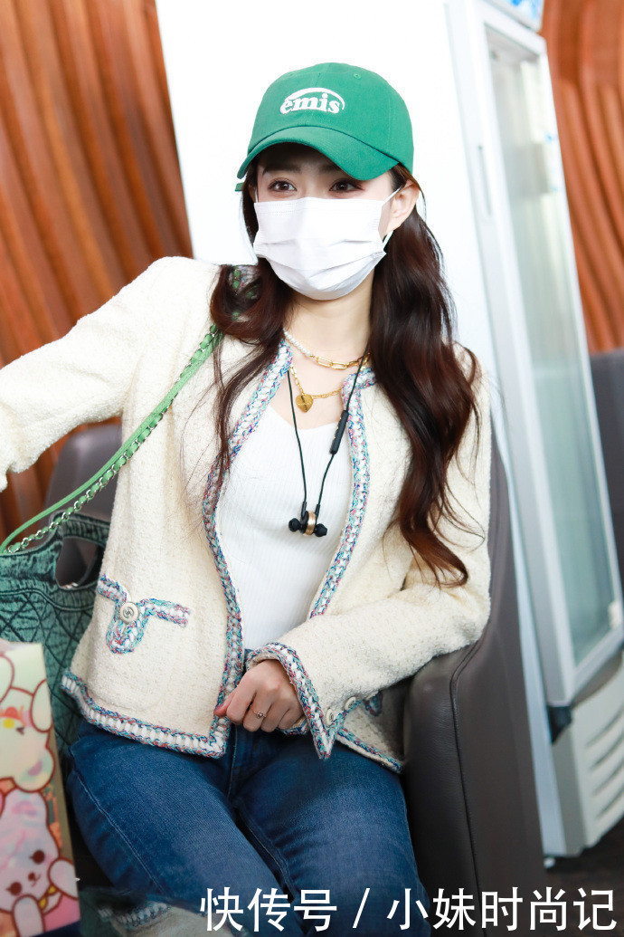 徐璐真会玩,穿小香风外套优雅高级,却大胆戴“绿帽子”,太时髦