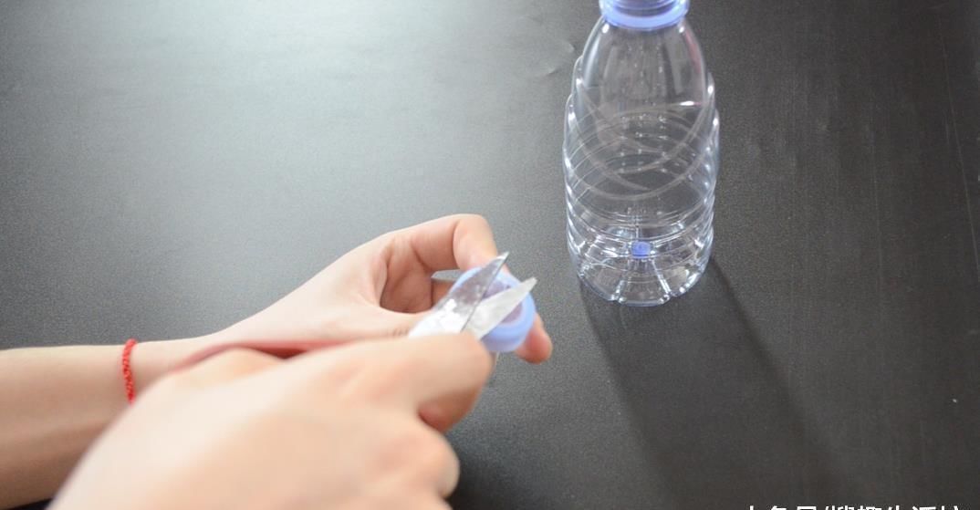 塑料瓶别再扔了, 改造一下, 秒变清洁神器, 解决了家家户户的难题