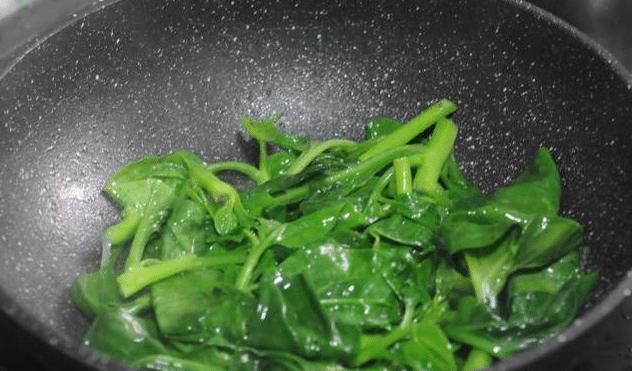  炒绿叶菜，总是发黄还出水？大厨教你3招，翠绿又脆嫩，还不出水