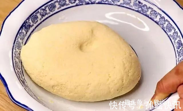 好吃|家有玉米面和红豆,教你新吃法,上锅一蒸,香甜暄软,特好吃