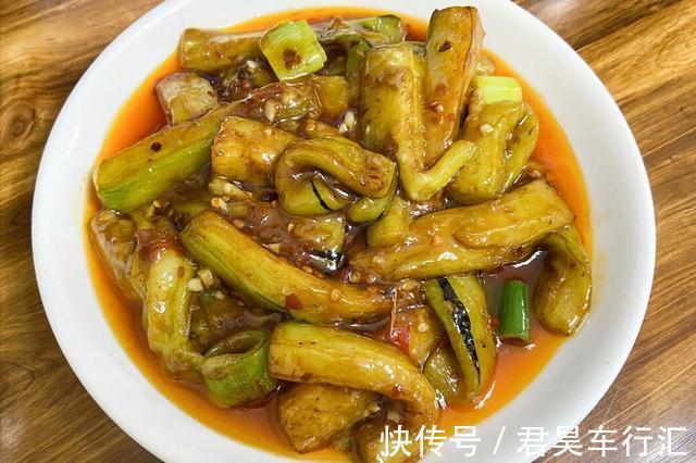 炒茄子,原来不能先放油,厨师长教你2招,茄子不油腻不发黑