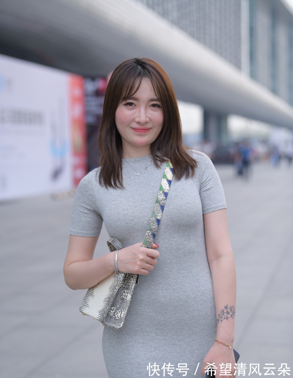 穿搭 “辣妈”穿搭,选择灰色连衣裙,轻松展现成熟魅力!