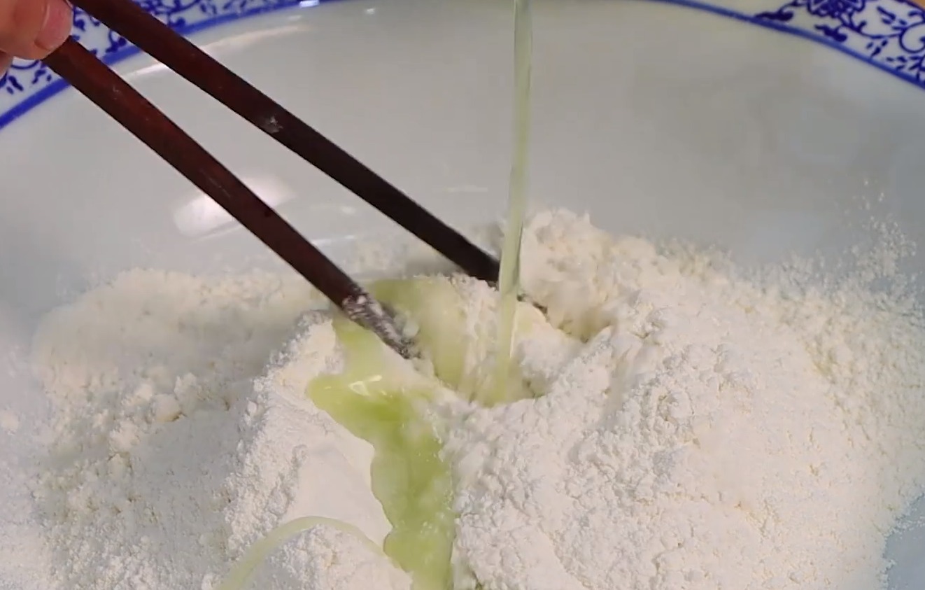 白菜饺子怎么调馅才好吃教你一个小技巧，鲜香多汁，至少吃2盘