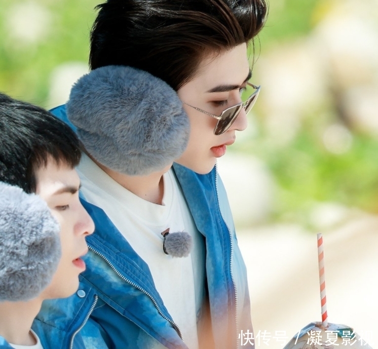 跑男 蔡徐坤三亚穿棉服,手中的东西亮了,这才是录制跑男的正确方式