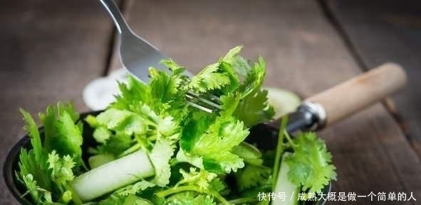 保存香菜不能直接放冰箱，老农教你一招，香菜不腐烂不变黄