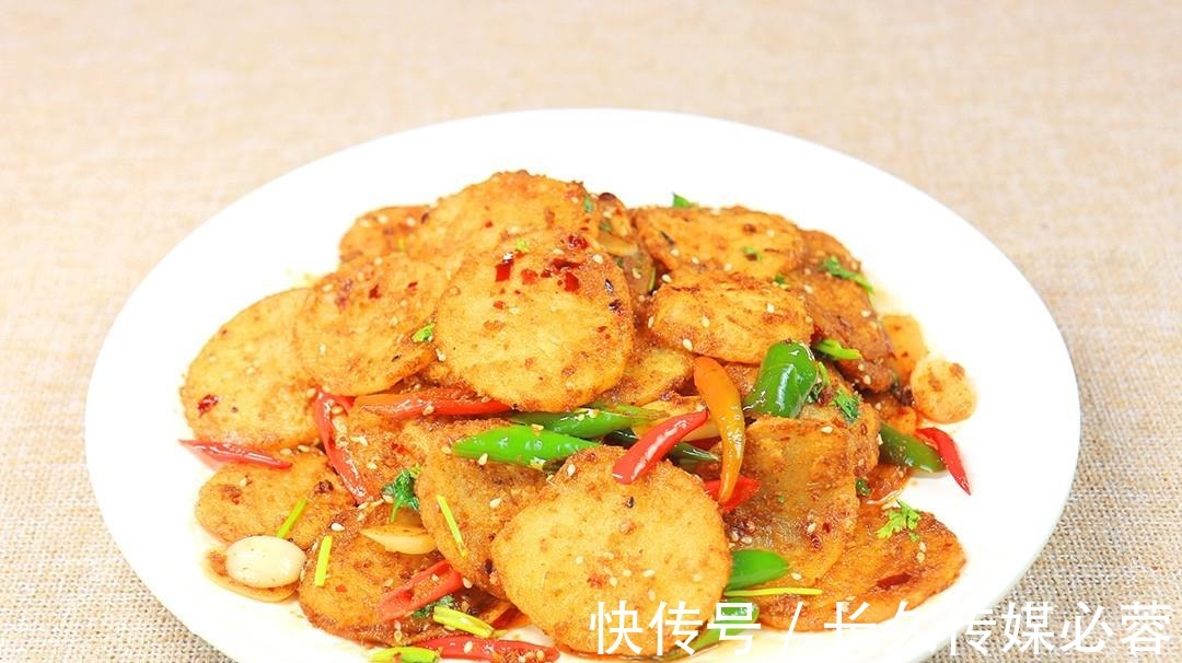 小米椒|比烤肉还好吃的孜然土豆片，香辣软糯，开胃又下饭，一盘不够吃