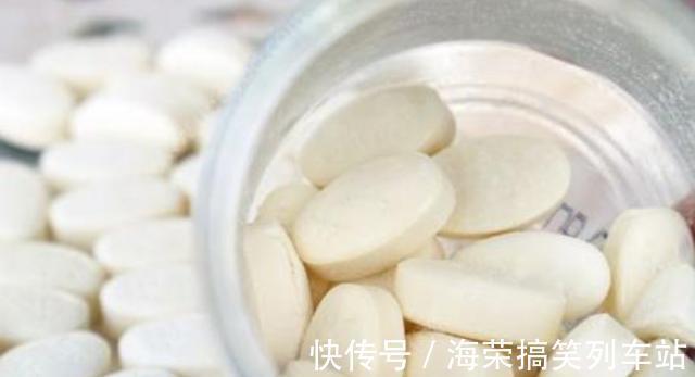 身高|双胞胎弟弟长期吃钙片,哥哥天天喝牛奶,3年后兄弟俩身高差距大