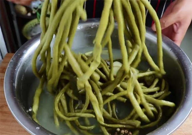好吃|教你用传统面汤水腌酸豆角做法，2个小技巧，酸脆开胃又好吃