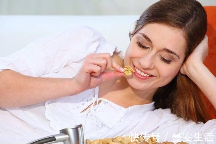 女性朋友|坚持吃“维生素E”的女人,可能会有3个“好事”悄悄到,值得一试