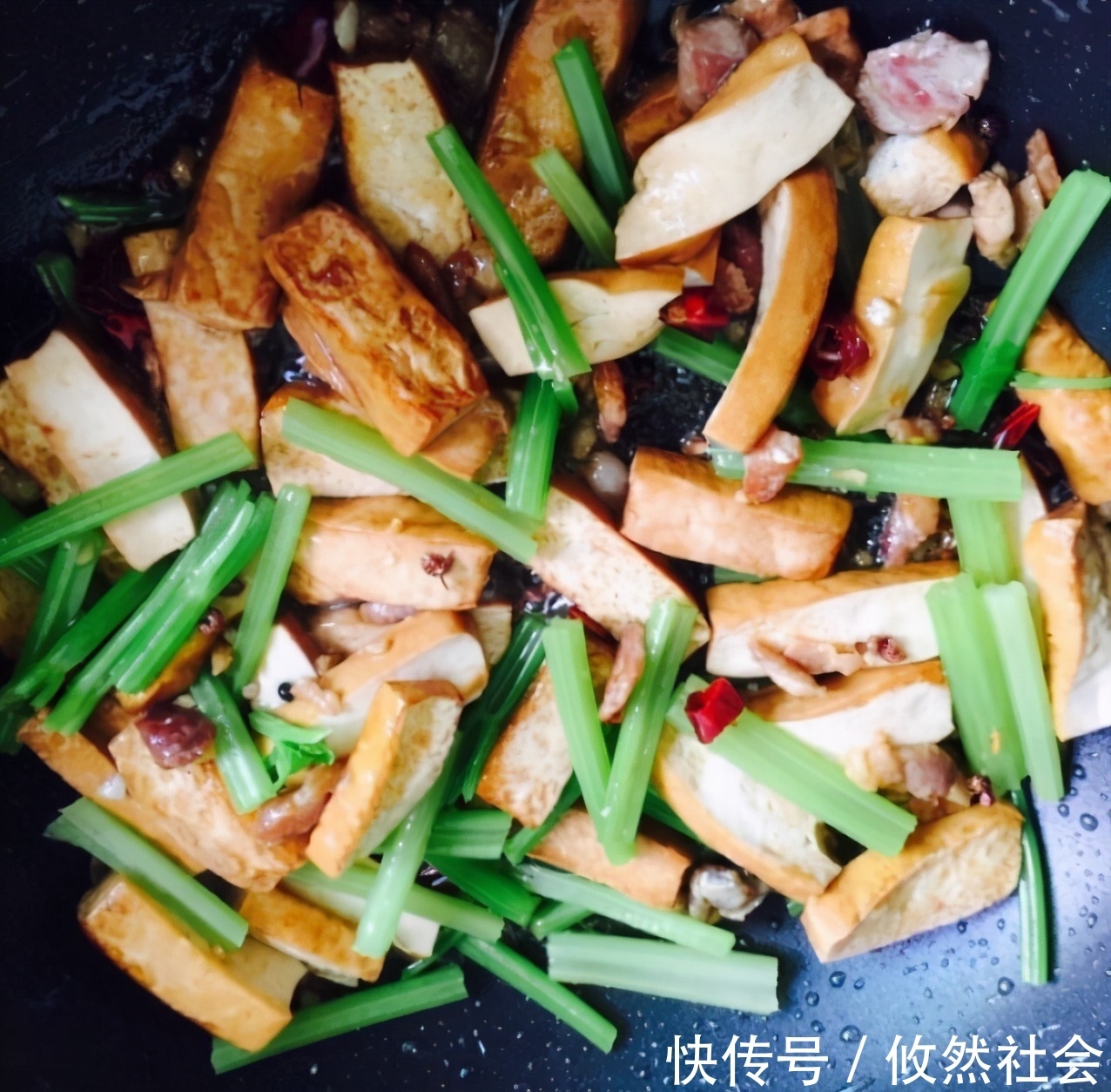 肉质|在家做芹菜香干小炒肉,芹菜清脆可口,肉质鲜美,健康有营养