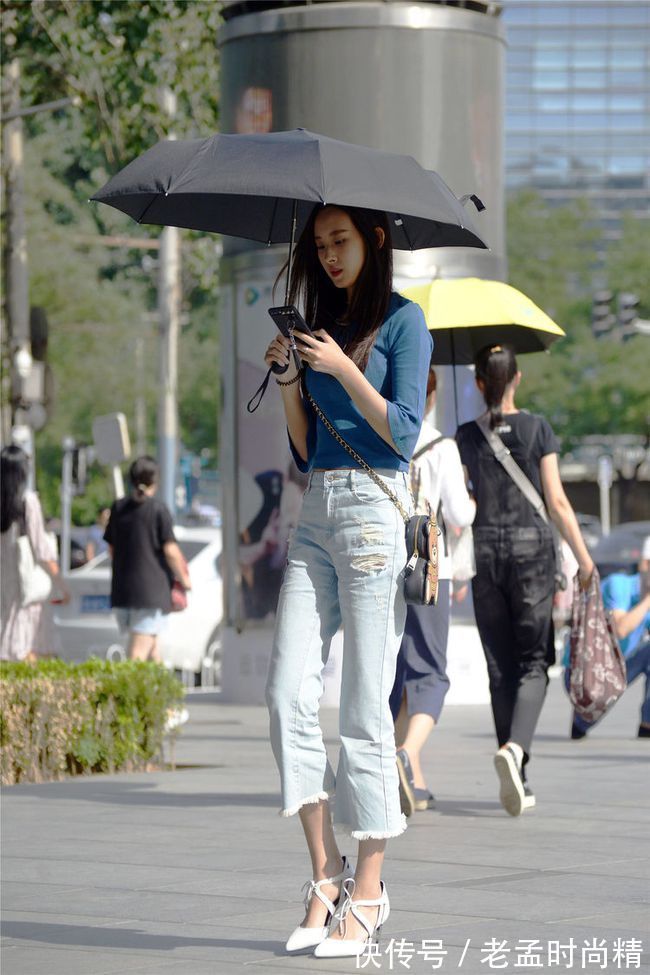 高跟鞋 街拍美女:毛边牛仔裤搭配尖头细跟鞋,好看又时尚,最能吸引人