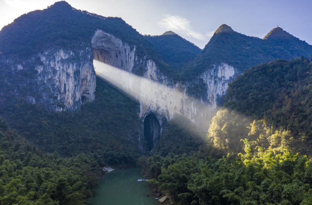  阳光|紫云格凸河：阳光穿过山洞，形成奇特光柱！