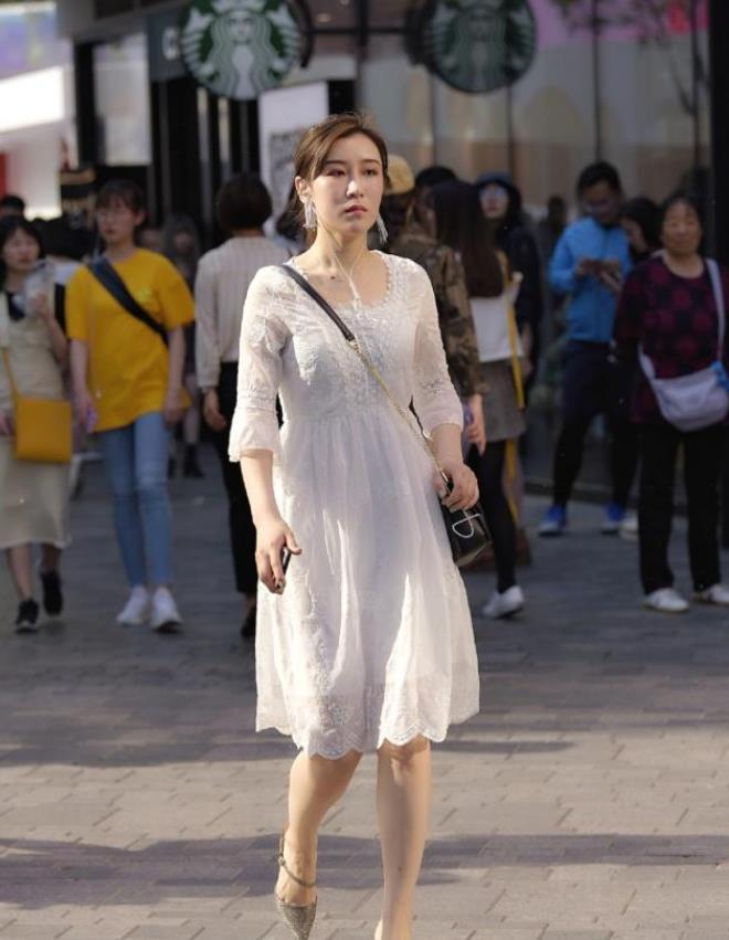  街拍：小姐姐身穿粉色套装，肩挎红色包包，靓丽又大气