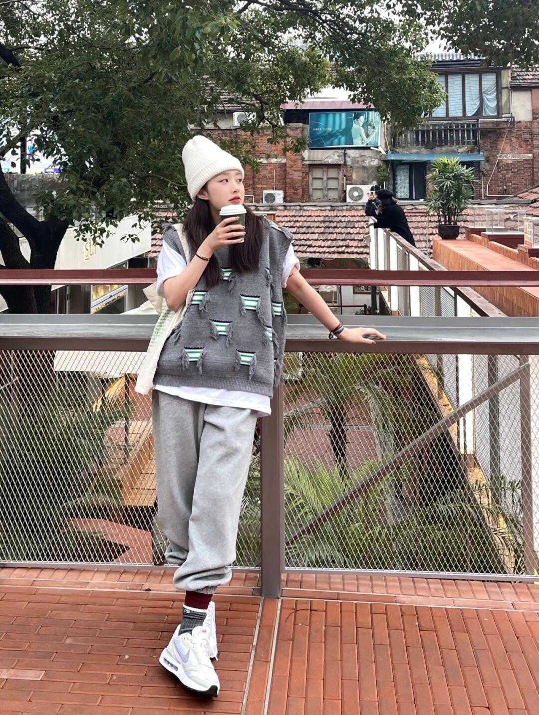 打底裤 别再用大衣搭紧身打底裤了!今年适合与大衣搭配的,是这几条裤子