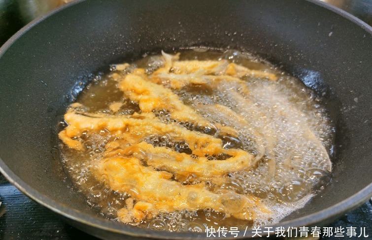 做法|炸小鱼,用面粉还是用淀粉?教你做法,外酥里嫩,连骨头都炸酥了