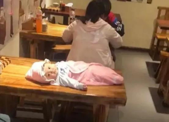 家庭和睦|“最无奈宝宝”走红,爸妈在吃饭时被晾一边,网友:家长太大意