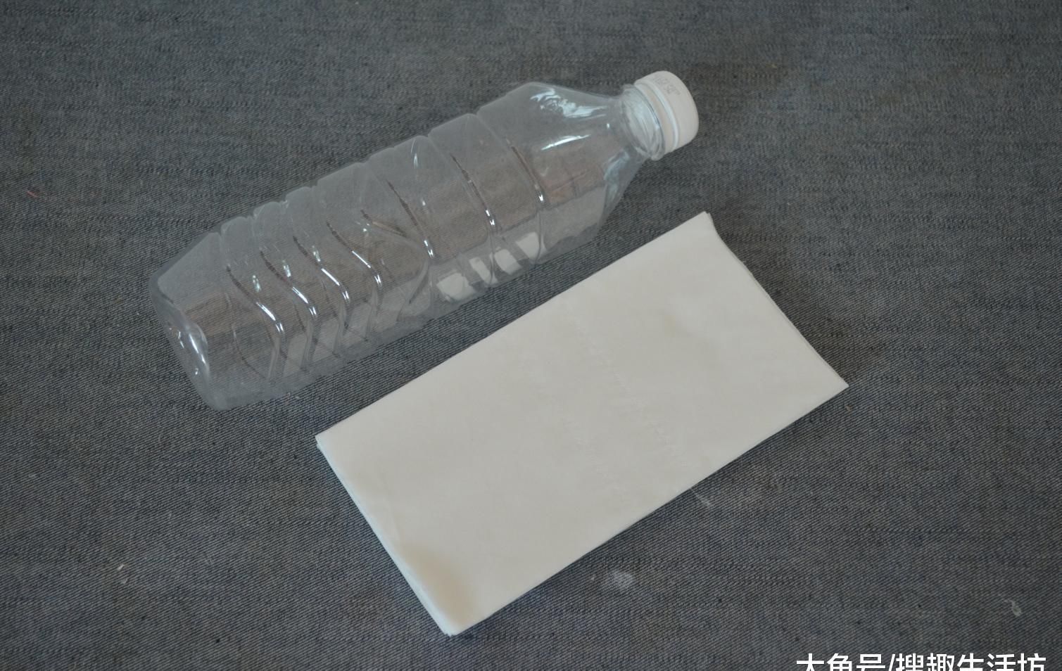 饮料瓶|塑料瓶上粘张纸巾, 没想到还有这妙用, 解决了家家户户都困扰的难题