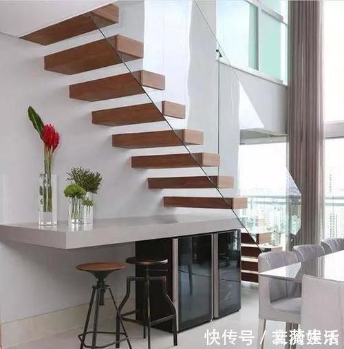 休闲|同样是楼梯,别人家装成漂亮小花园还带鱼池,你家却用来储物