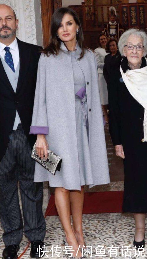 法国夫人带火了一种穿法：叫“大衣+同色连衣裙”，高级又时髦