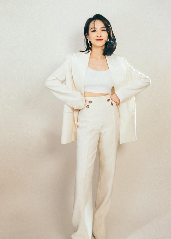 忘掉小黑裤！今年潮人更爱穿“西装+阔腿裤”，时髦显瘦还上档次