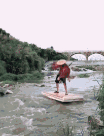 |搞笑GIF:事实告诉我们,千万别惹女人,我就想知道妹子脚痛吗?