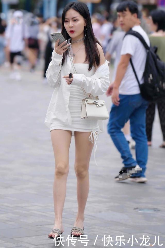 姐姐的穿搭比较随意，短裙搭配拖鞋，甜美不失